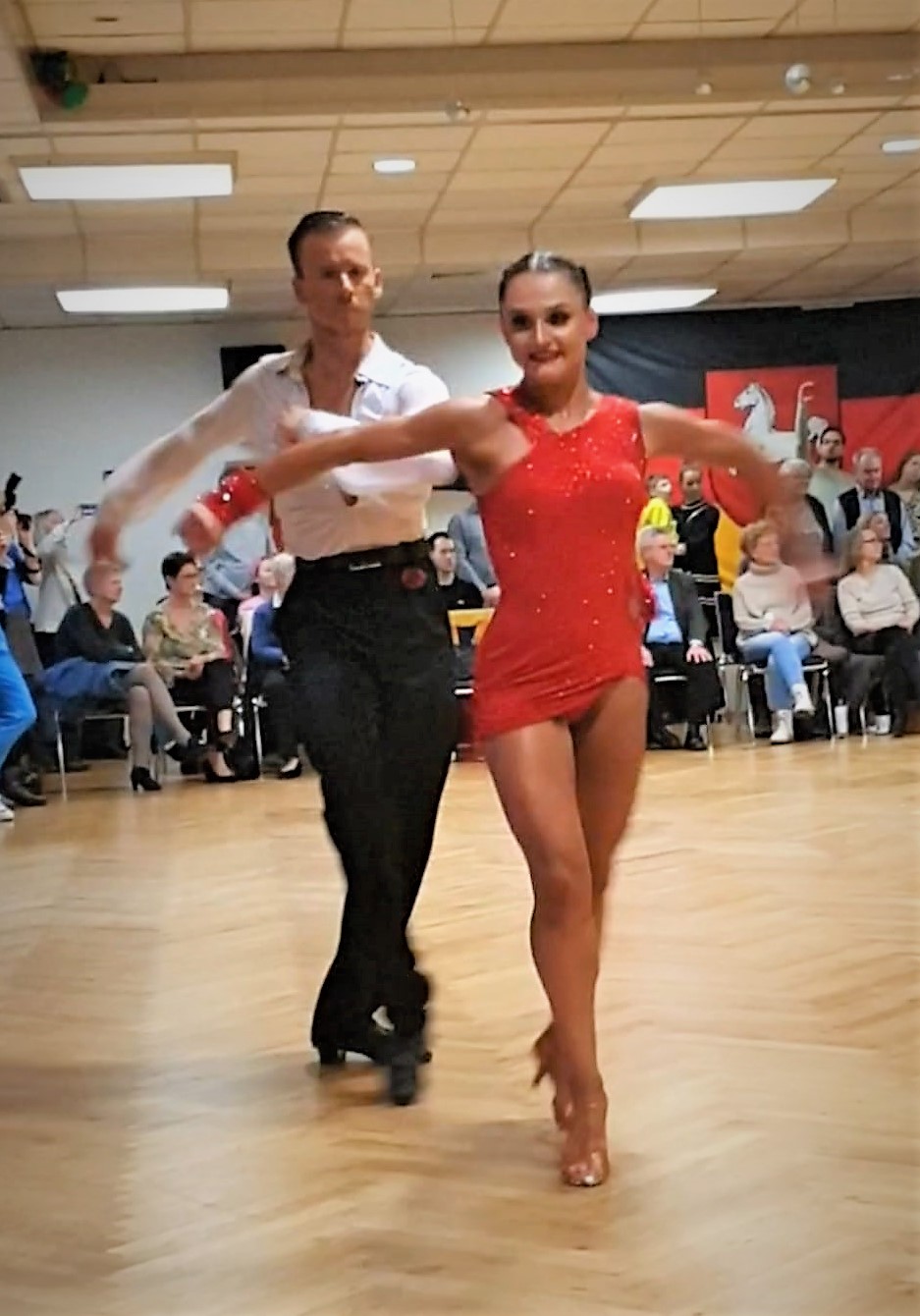 Fynn Rumberg und Jil Guse vom Club Céronne tanzen in der Hauptgruppe S.